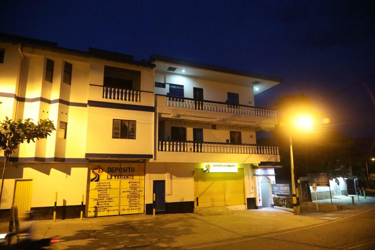 Hospedaje Aquel Almendro Santa Fe de Antioquia Extérieur photo